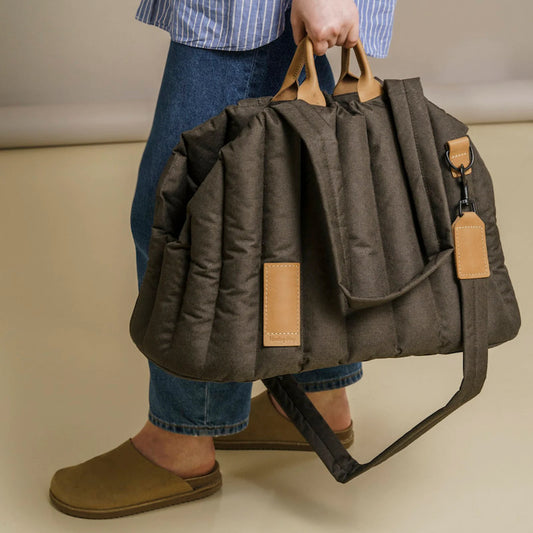 Élan Waterproof Pet Carrier – Quilted Shoulder Bag